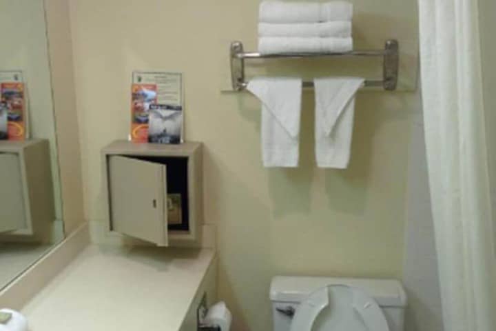 Room 17 of 32