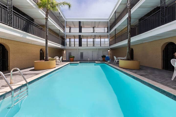 Pool 21 of 32
