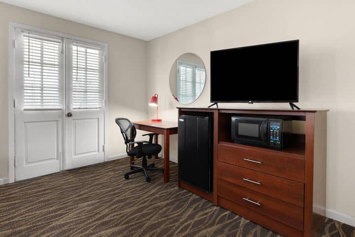 Room 13 of 32