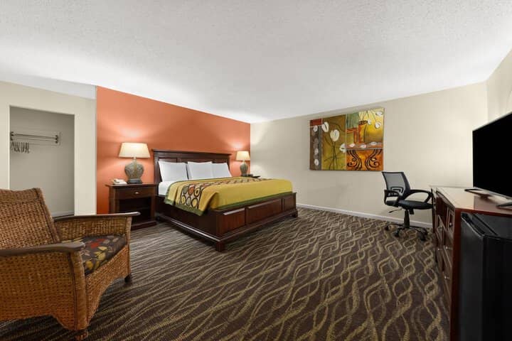 Room 11 of 32