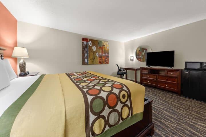 Room 9 of 32